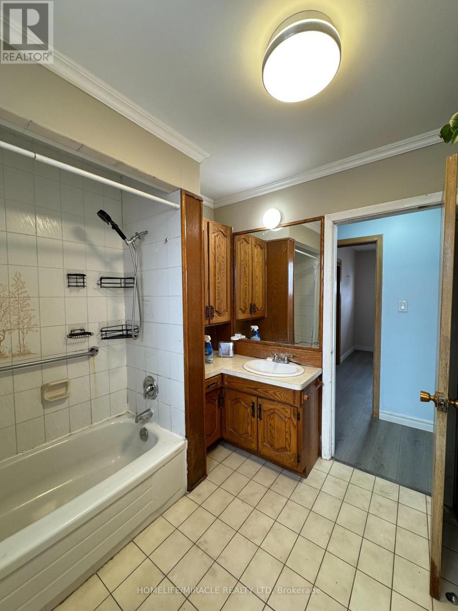 20 Terrace Drive, Hamilton, ON - Indoor Photo Showing Bathroom