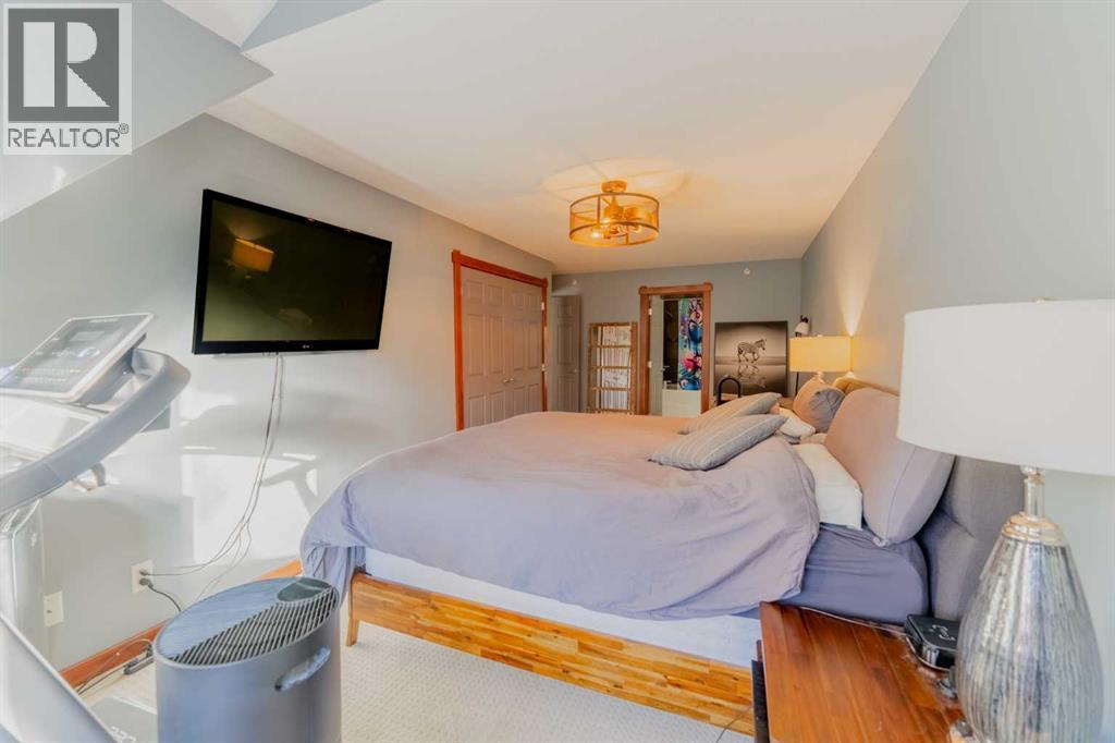 313, 170 Crossbow Place, Canmore, AB - Indoor Photo Showing Bedroom