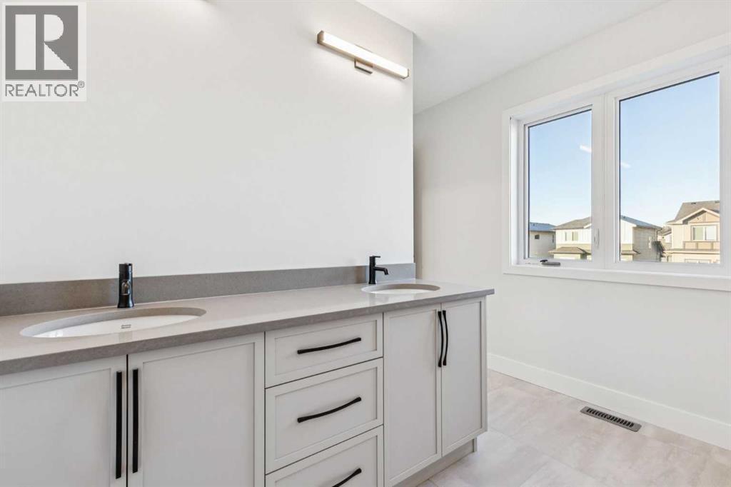 120 Quartz Crescent, Cochrane, AB - Indoor Photo Showing Bathroom