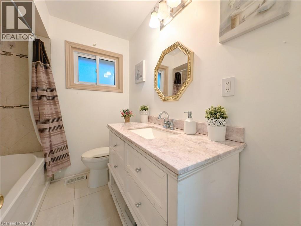 208 West 19Th Street, Hamilton, ON - Indoor Photo Showing Bathroom