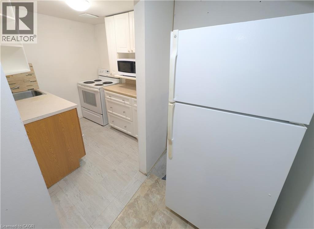 208 West 19Th Street, Hamilton, ON - Indoor Photo Showing Kitchen