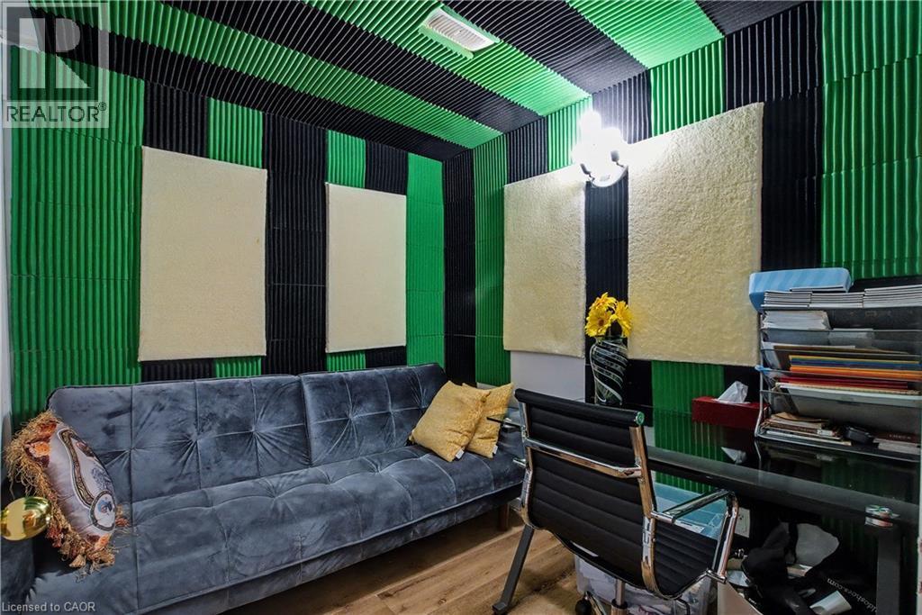 middle room - 37 Wellington Street, Cambridge, ON