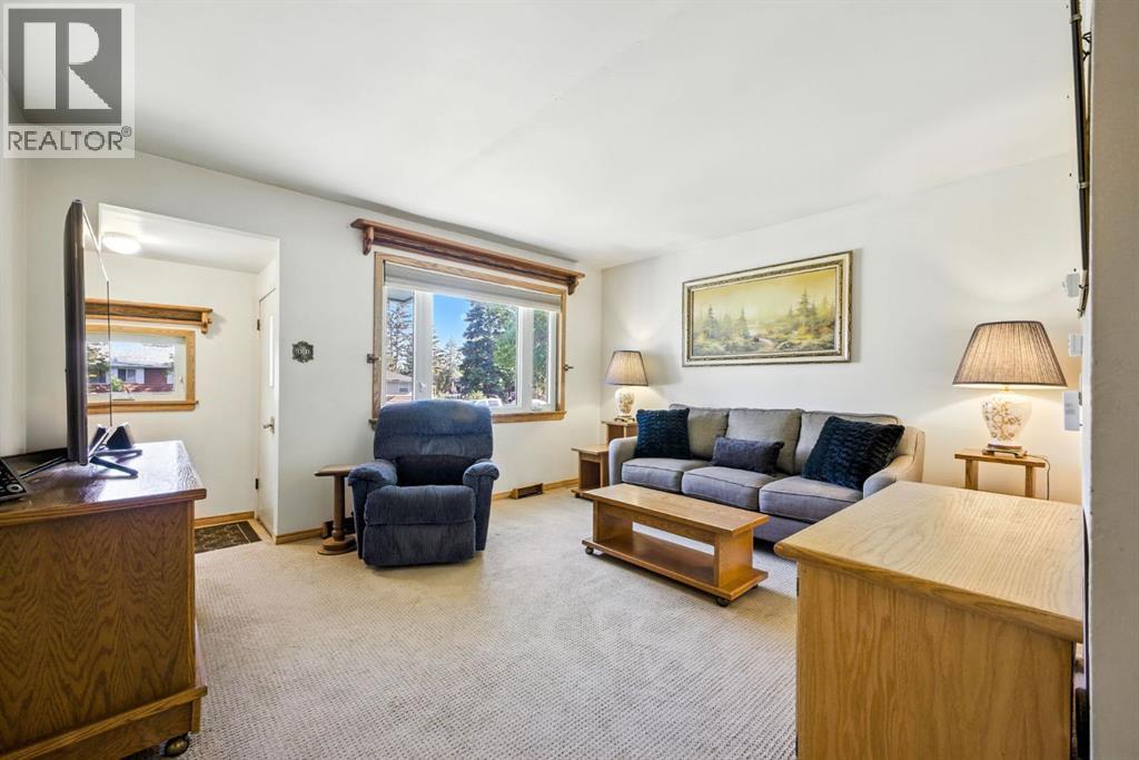 6383 32 Avenue Nw, Calgary, AB - Indoor Photo Showing Living Room
