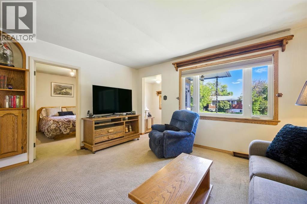 6383 32 Avenue Nw, Calgary, AB - Indoor Photo Showing Living Room