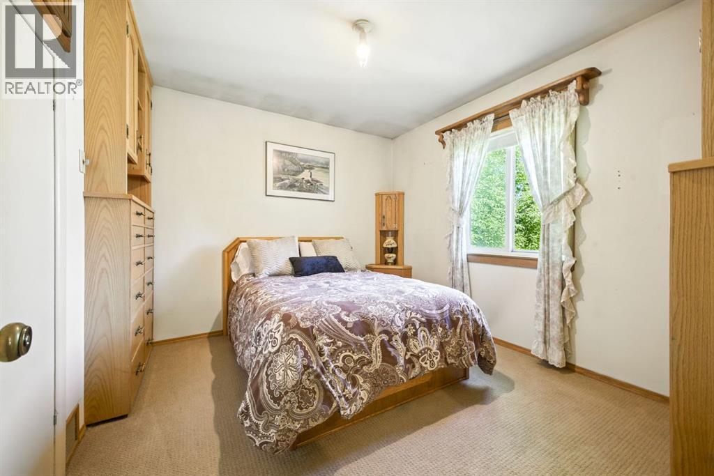 6383 32 Avenue Nw, Calgary, AB - Indoor Photo Showing Bedroom