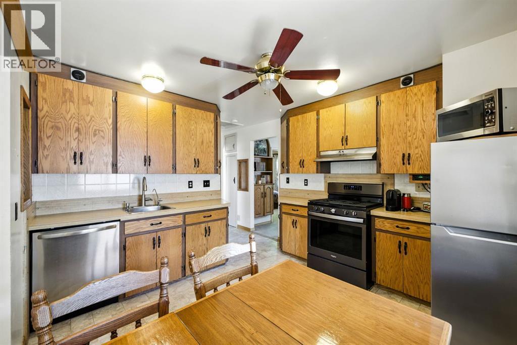 6383 32 Avenue Nw, Calgary, AB - Indoor Photo Showing Kitchen