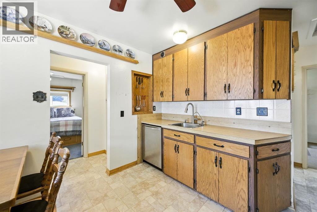 6383 32 Avenue Nw, Calgary, AB - Indoor Photo Showing Kitchen