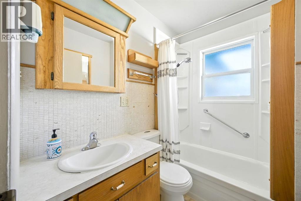 6383 32 Avenue Nw, Calgary, AB - Indoor Photo Showing Bathroom