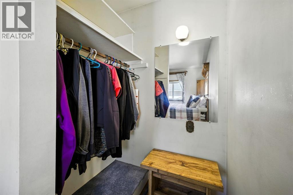 6383 32 Avenue Nw, Calgary, AB - Indoor With Storage
