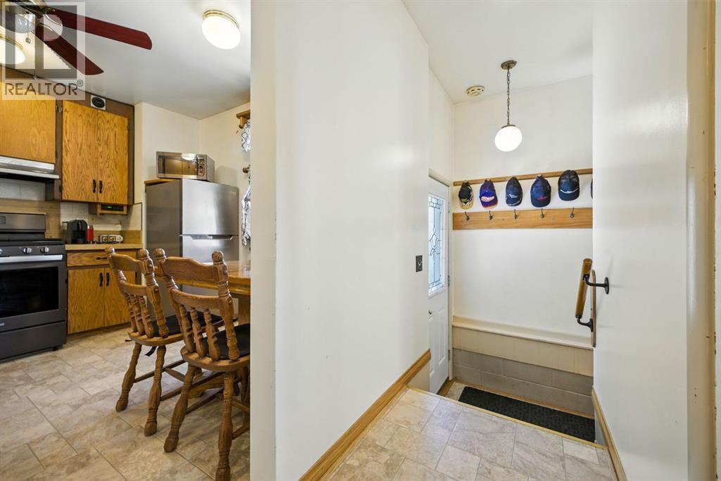 6383 32 Avenue Nw, Calgary, AB - Indoor Photo Showing Kitchen