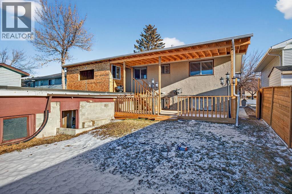 255 Rundleridge Drive Ne, Calgary, AB - Outdoor With Deck Patio Veranda