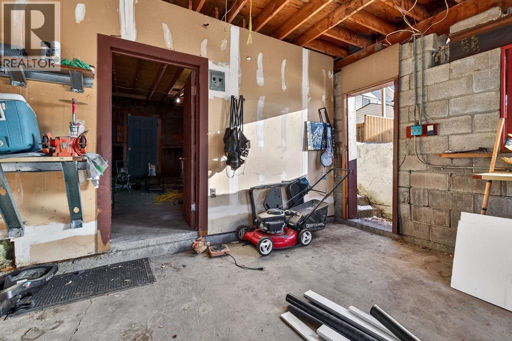 255 Rundleridge Drive Ne, Calgary, AB - Indoor