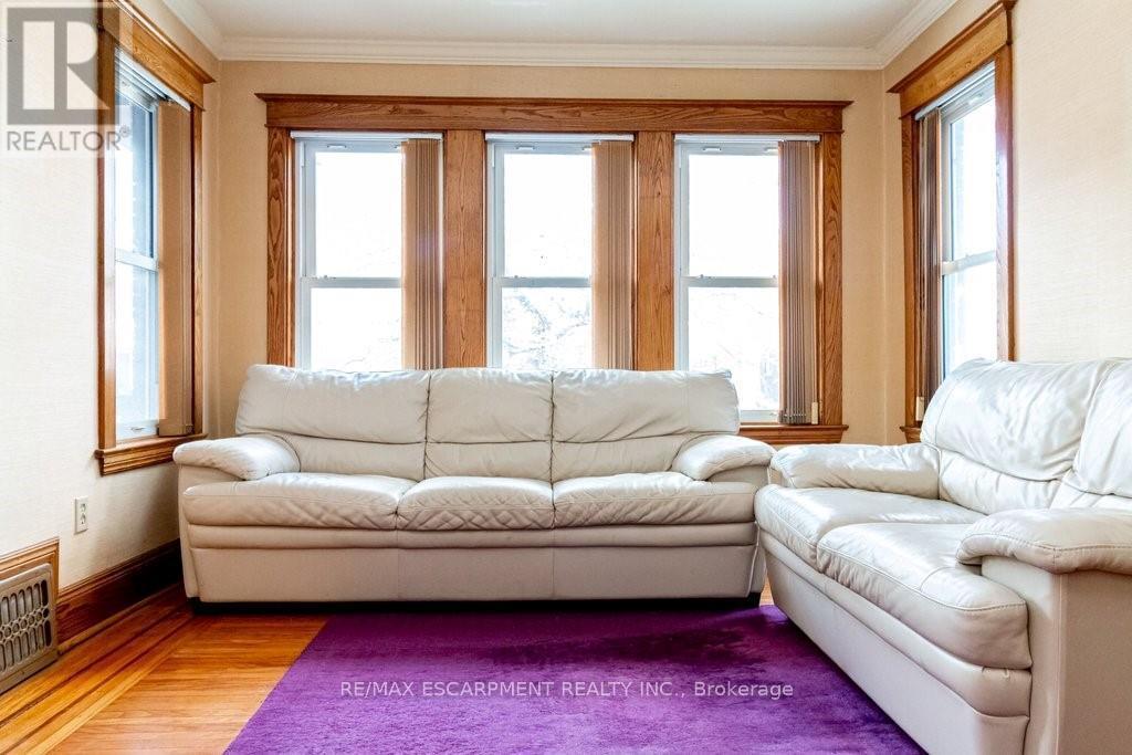 88 Cline Avenue N, Hamilton, ON - Indoor Photo Showing Living Room