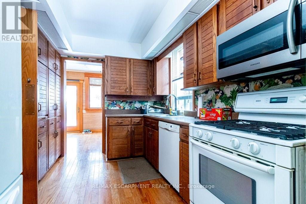 88 Cline Avenue N, Hamilton, ON - Indoor Photo Showing Kitchen