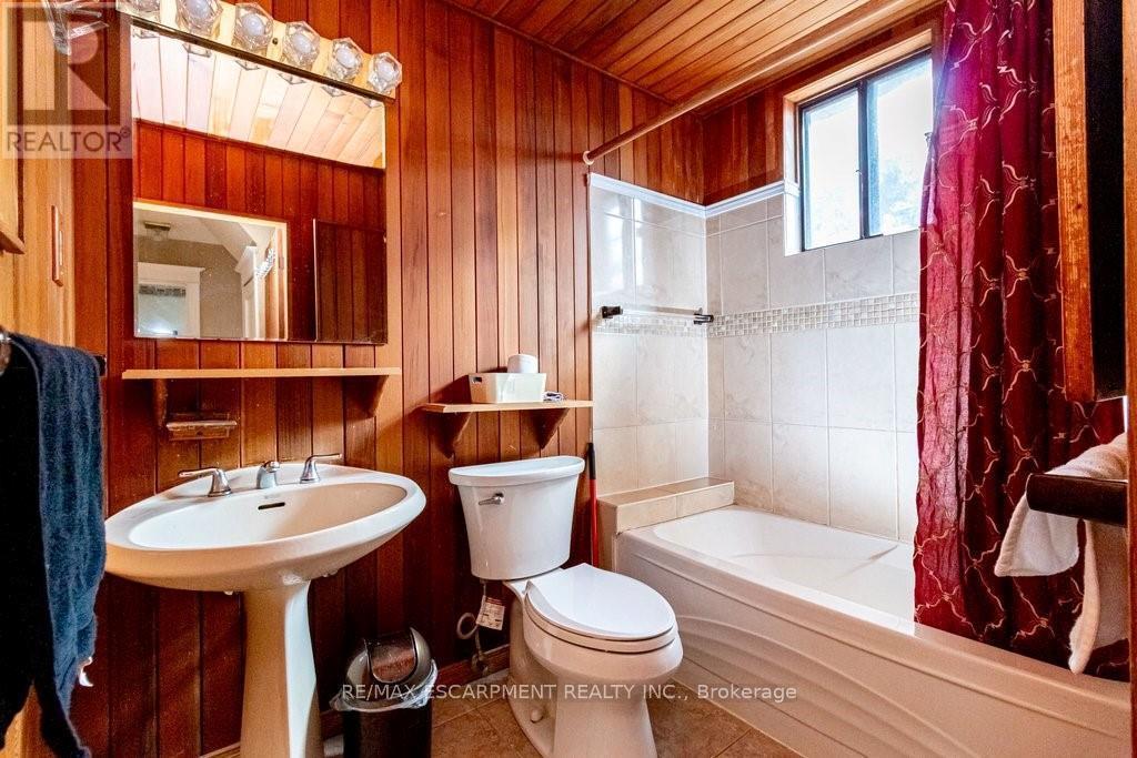 88 Cline Avenue N, Hamilton, ON - Indoor Photo Showing Bathroom