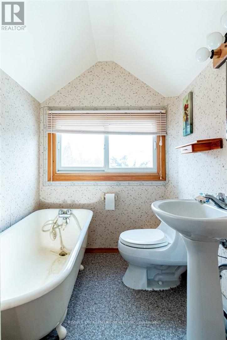 88 Cline Avenue N, Hamilton, ON - Indoor Photo Showing Bathroom