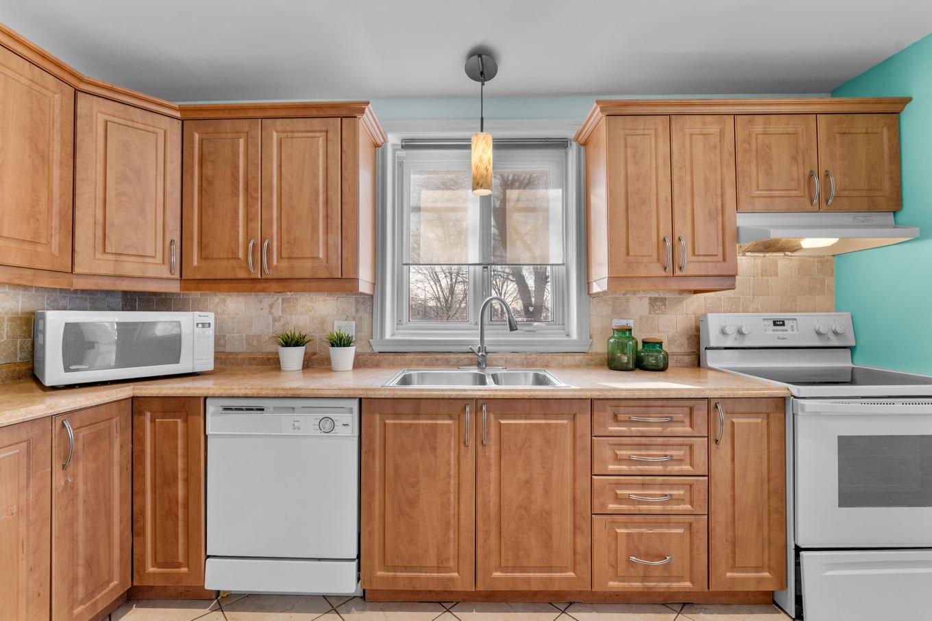 Cuisine - 13655 Rue Prince-Arthur, Montréal (Rivière-Des-Prairies/Pointe-Aux-Trembles), QC - Indoor Photo Showing Kitchen With Double Sink