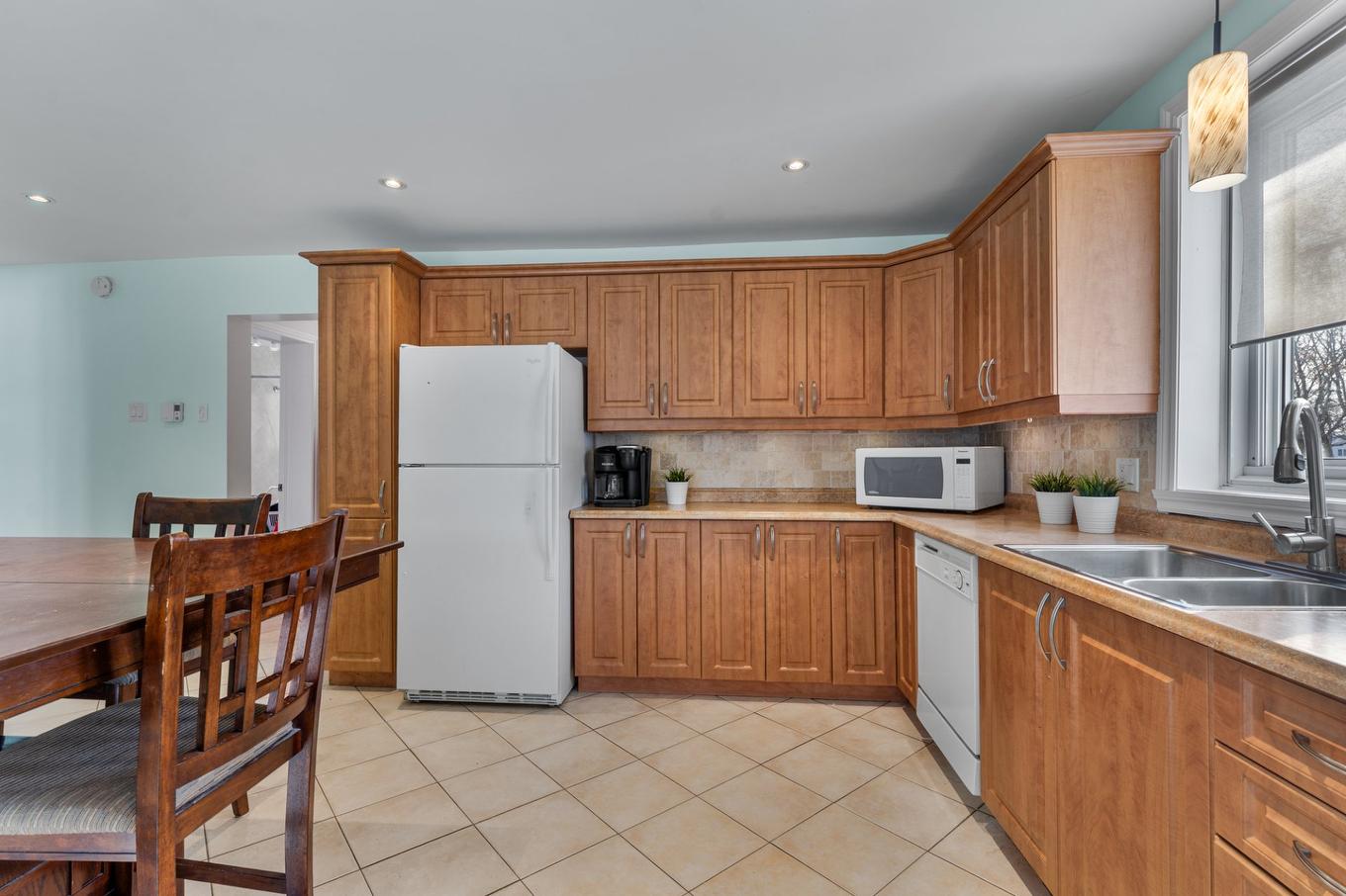 Logement - 13655 Rue Prince-Arthur, Montréal (Rivière-Des-Prairies/Pointe-Aux-Trembles), QC - Indoor Photo Showing Kitchen With Double Sink