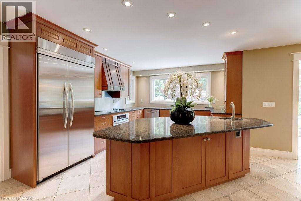 6365 Breckenridge Place, Burlington, ON - Indoor Photo Showing Kitchen With Double Sink