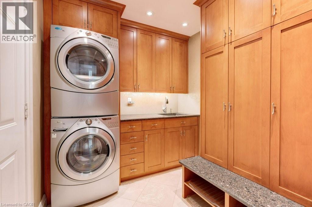 6365 Breckenridge Place, Burlington, ON - Indoor Photo Showing Laundry Room