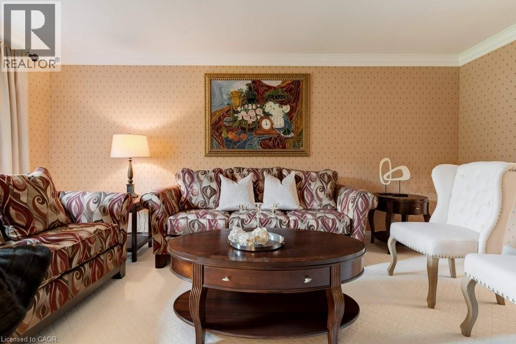 6365 Breckenridge Place, Burlington, ON - Indoor Photo Showing Living Room