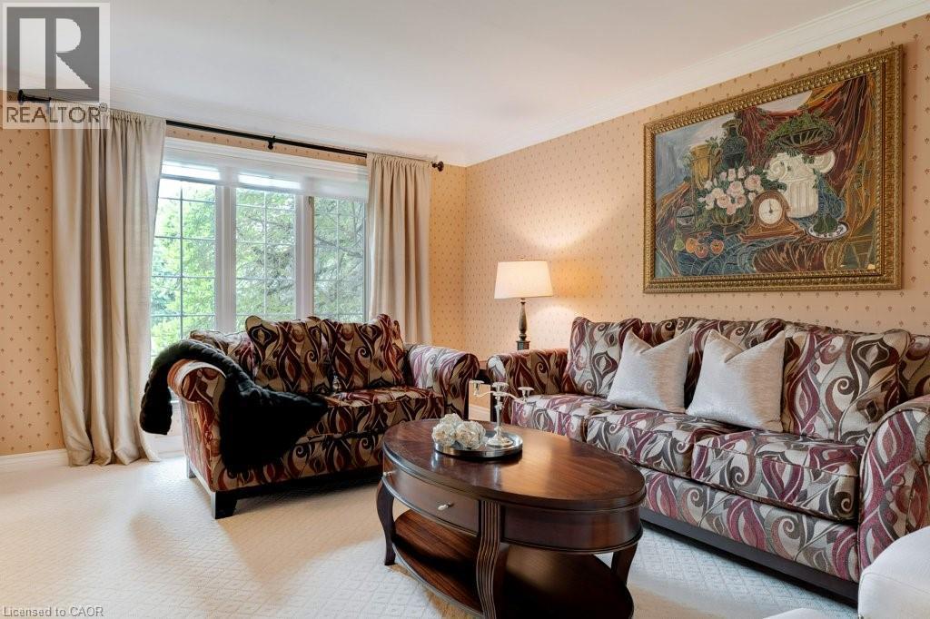 6365 Breckenridge Place, Burlington, ON - Indoor Photo Showing Living Room