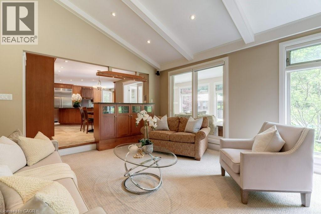 6365 Breckenridge Place, Burlington, ON - Indoor Photo Showing Living Room