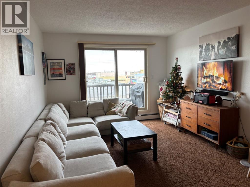 432, 1237 4 Avenue S, Lethbridge, AB - Indoor Photo Showing Living Room