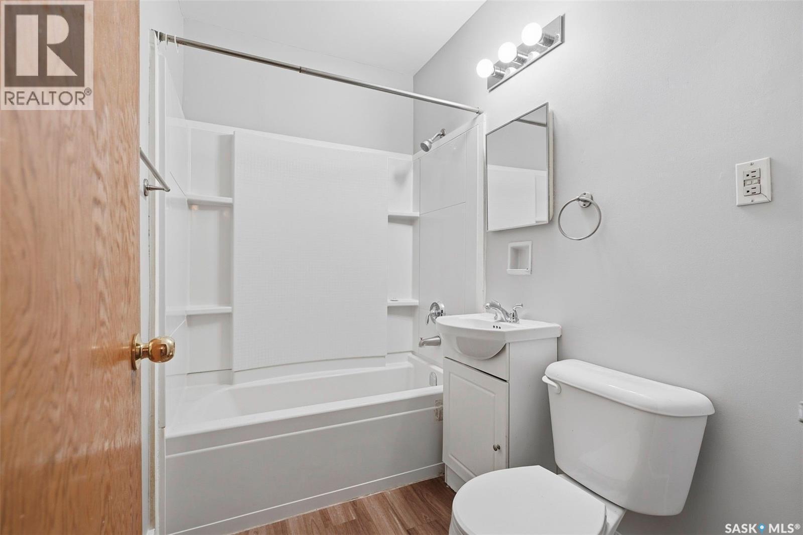 1128 4Th Street E, Saskatoon, SK - Indoor Photo Showing Bathroom