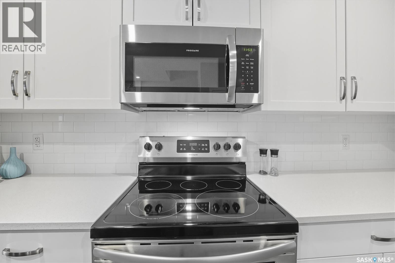 242 Brighton Gate, Saskatoon, SK - Indoor Photo Showing Kitchen With Upgraded Kitchen