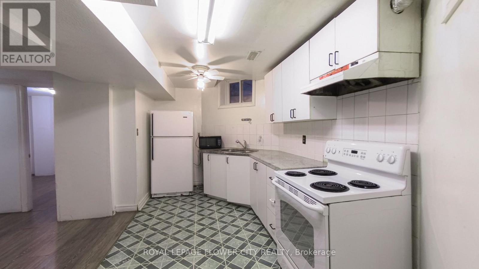 1 Donaldson Drive, Brampton, ON - Indoor Photo Showing Kitchen