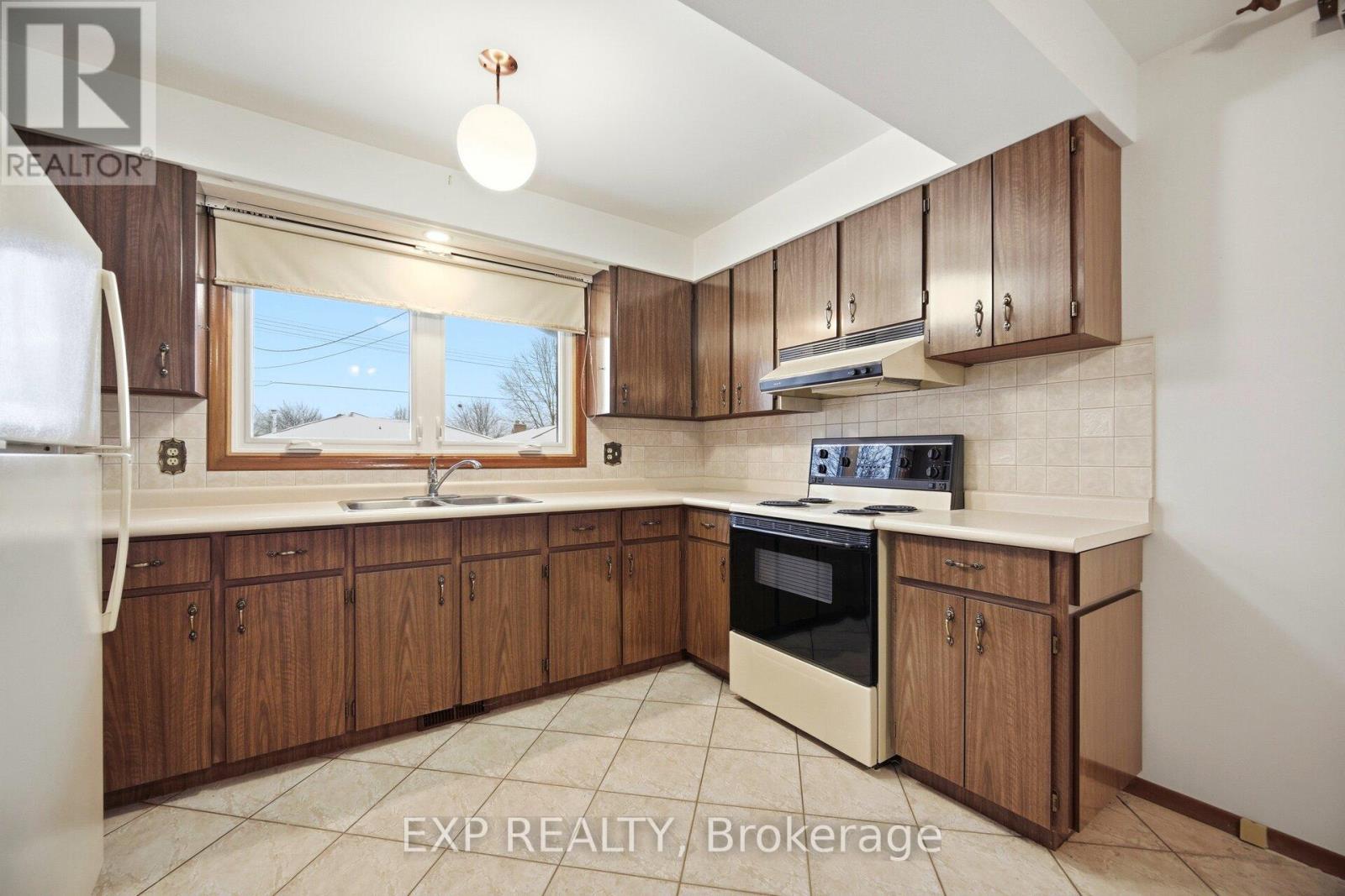 27 Palermo Crescent W, Guelph, ON - Indoor Photo Showing Kitchen With Double Sink