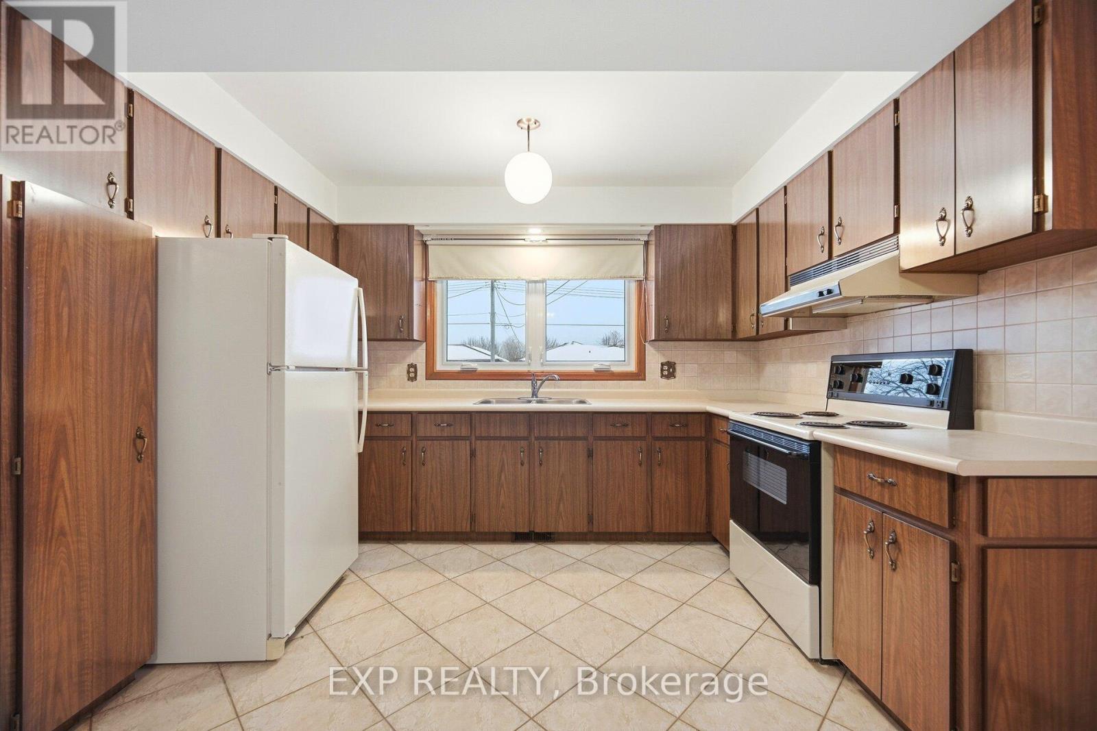 27 Palermo Crescent W, Guelph, ON - Indoor Photo Showing Kitchen With Double Sink