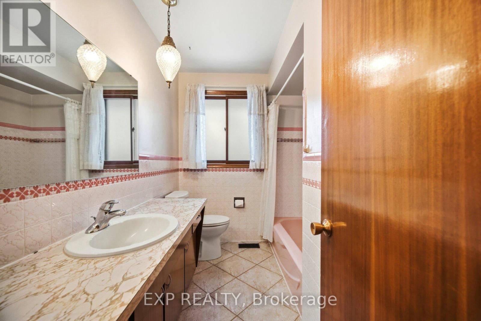 27 Palermo Crescent W, Guelph, ON - Indoor Photo Showing Bathroom