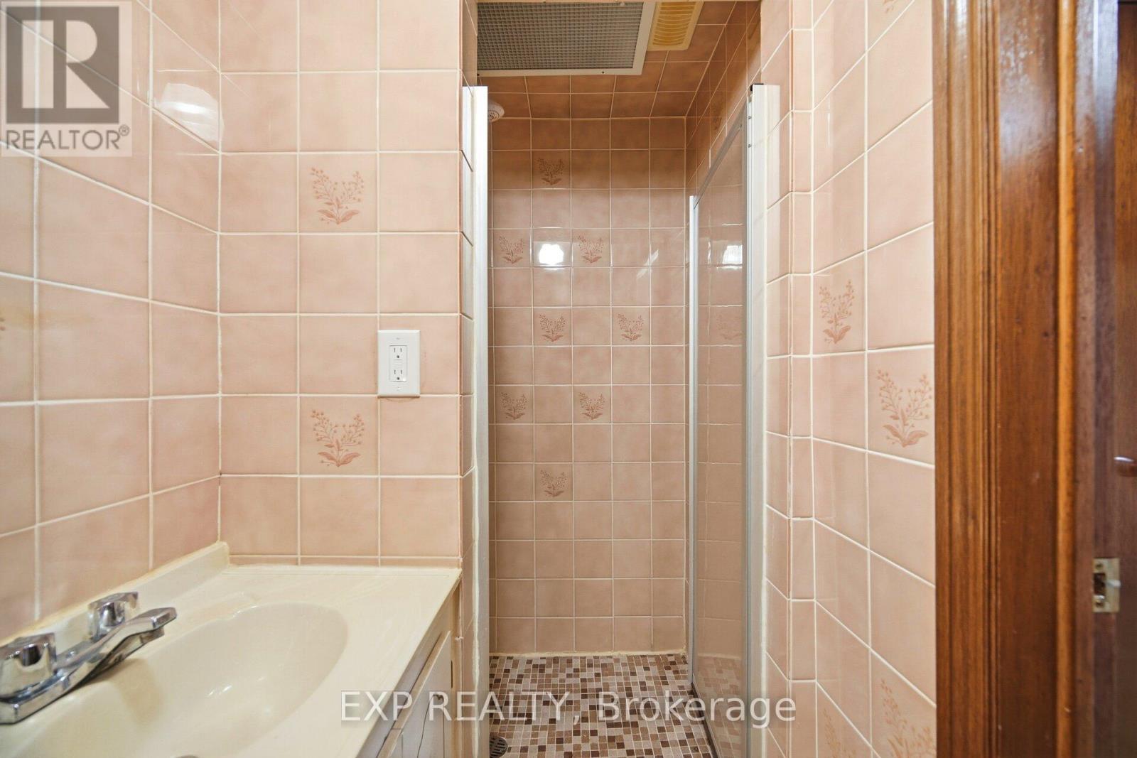 27 Palermo Crescent W, Guelph, ON - Indoor Photo Showing Bathroom
