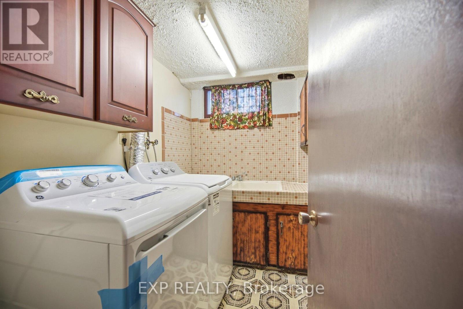 27 Palermo Crescent W, Guelph, ON - Indoor Photo Showing Laundry Room