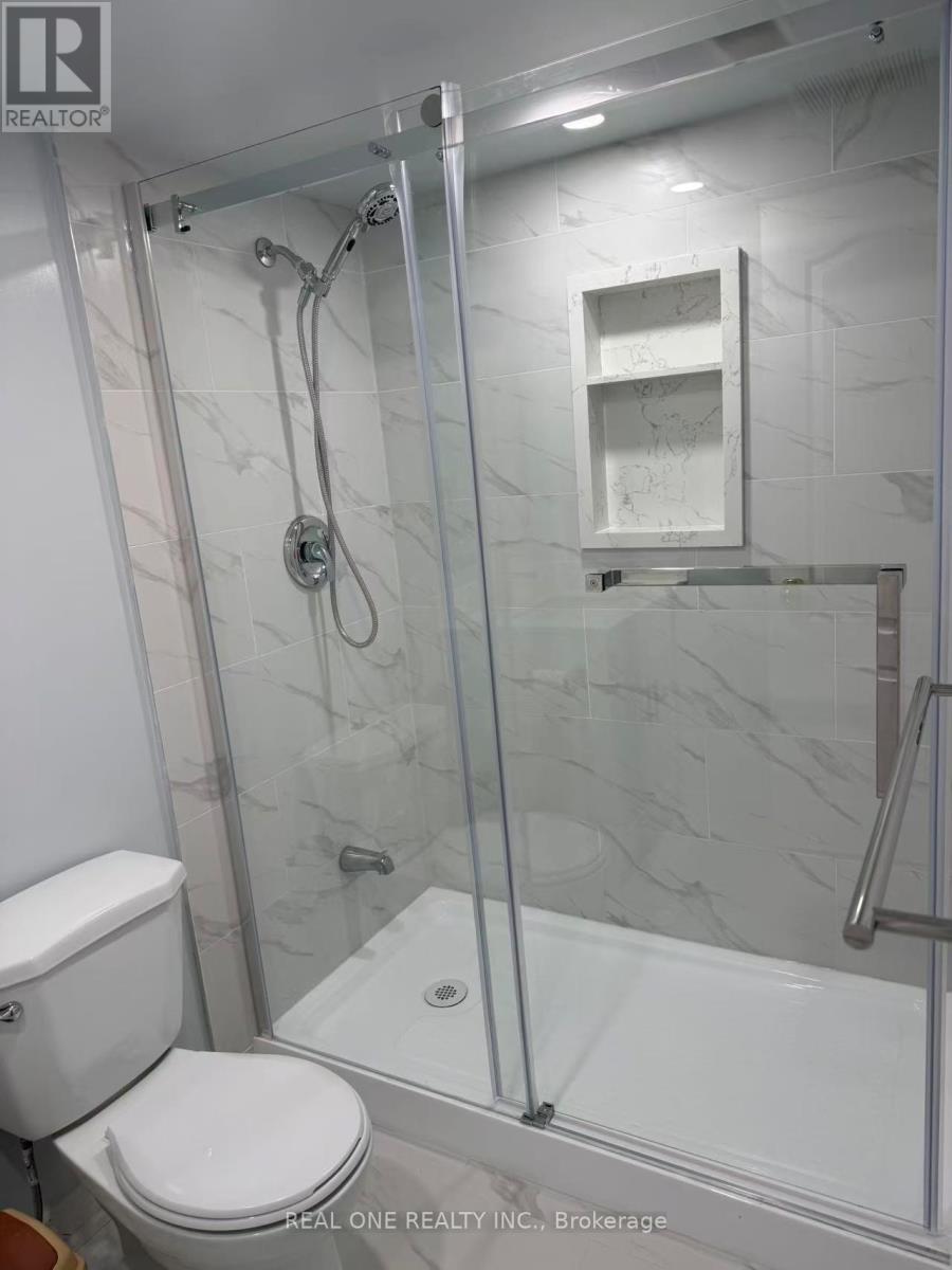 826 Winterton Way, Mississauga, ON - Indoor Photo Showing Bathroom