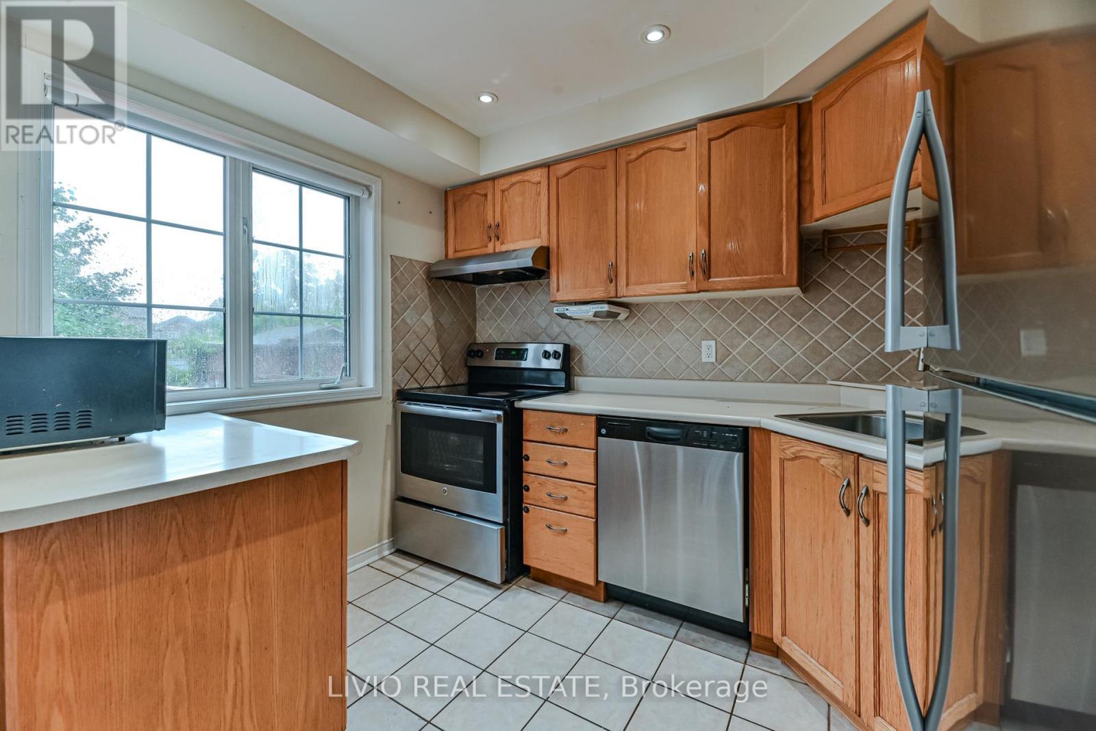 46 Weather Vane Lane, Brampton, ON - Indoor Photo Showing Kitchen
