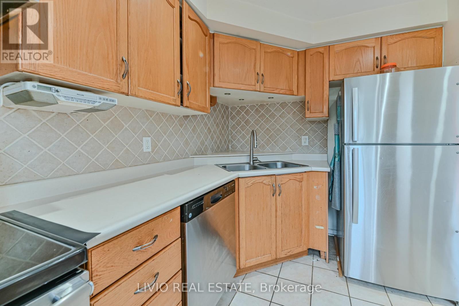 46 Weather Vane Lane, Brampton, ON - Indoor Photo Showing Kitchen With Double Sink