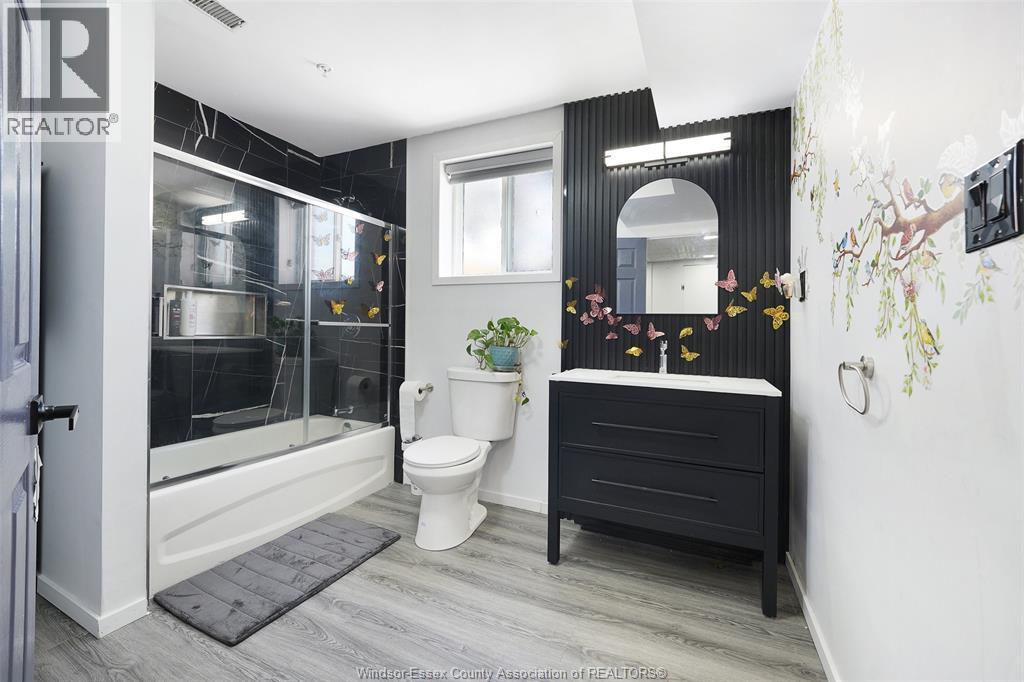 3812 Devonwood Avenue, Windsor, ON - Indoor Photo Showing Bathroom