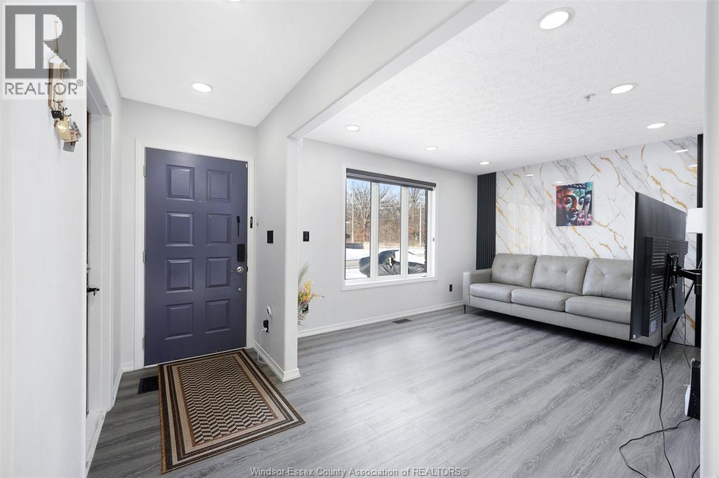 3812 Devonwood Avenue, Windsor, ON - Indoor