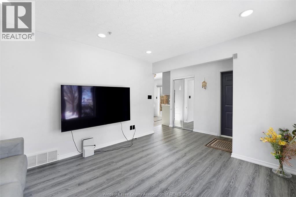 3812 Devonwood Avenue, Windsor, ON - Indoor Photo Showing Living Room