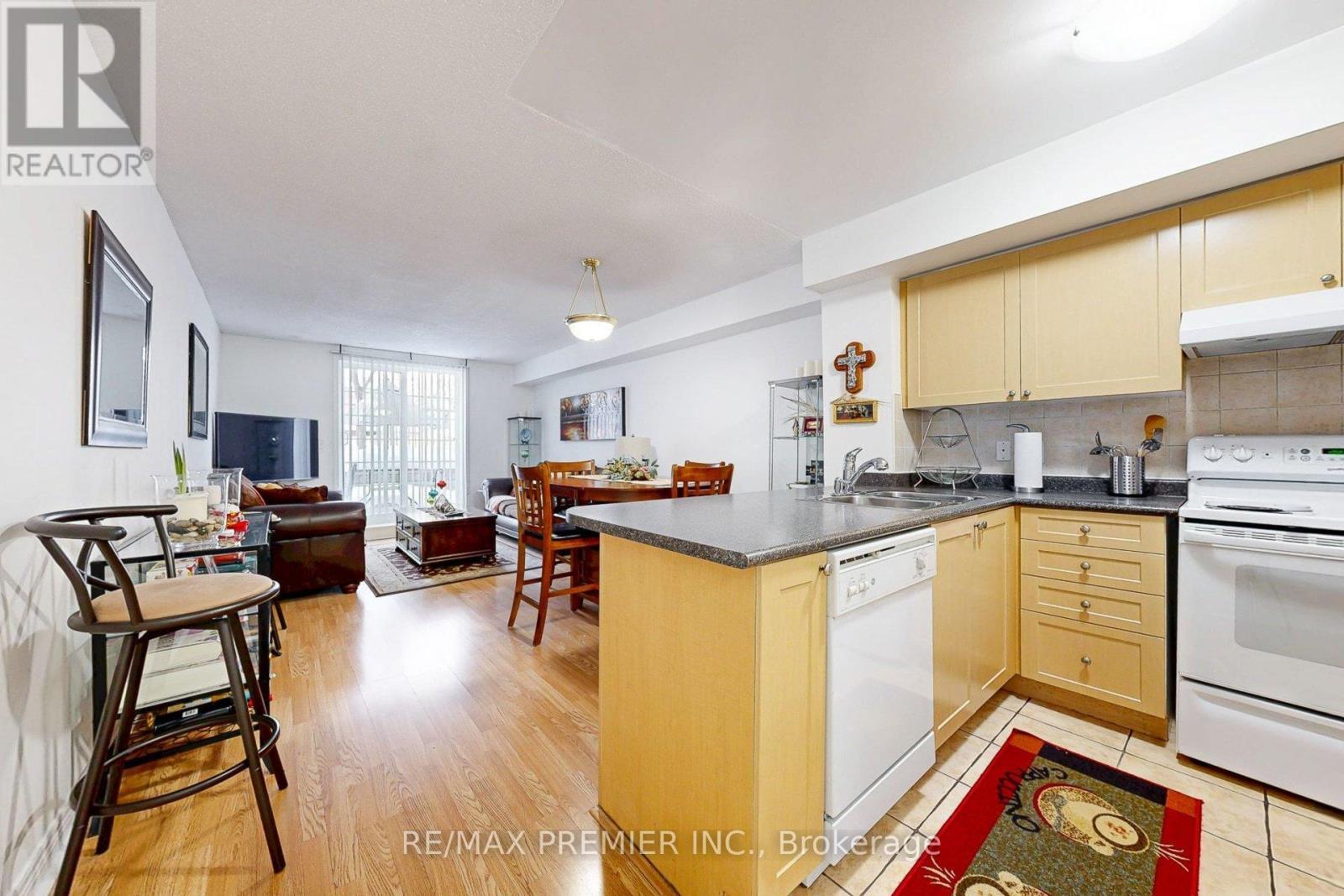 17 - 55 Cedarcroft Boulevard, Toronto, ON - Indoor Photo Showing Kitchen With Double Sink