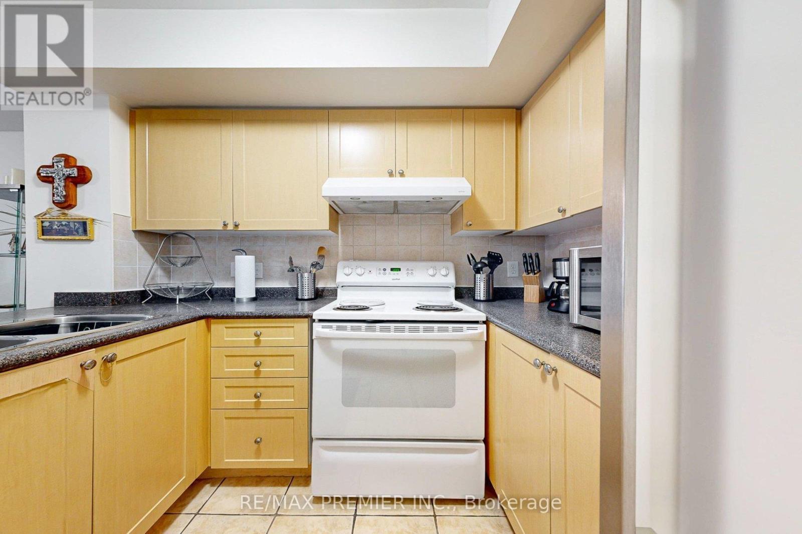 17 - 55 Cedarcroft Boulevard, Toronto, ON - Indoor Photo Showing Kitchen