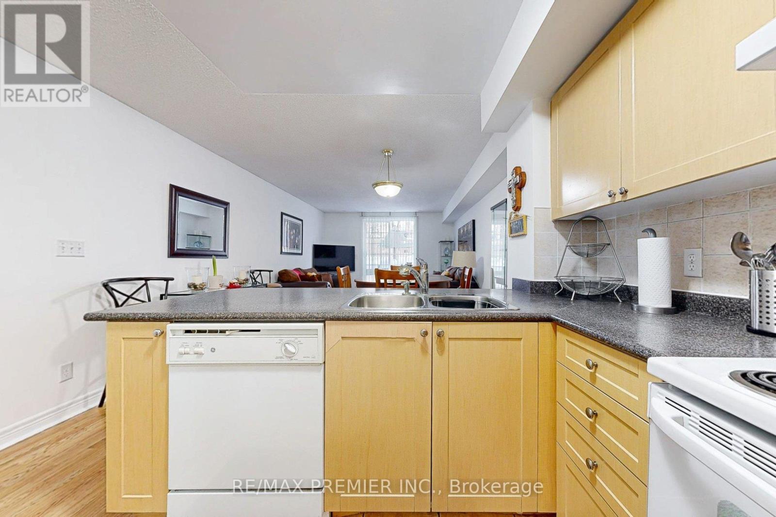 17 - 55 Cedarcroft Boulevard, Toronto, ON - Indoor Photo Showing Kitchen With Double Sink