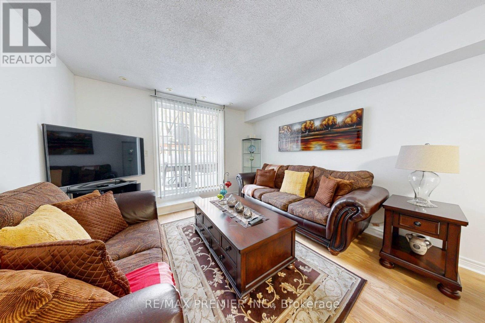 17 - 55 Cedarcroft Boulevard, Toronto, ON - Indoor Photo Showing Living Room