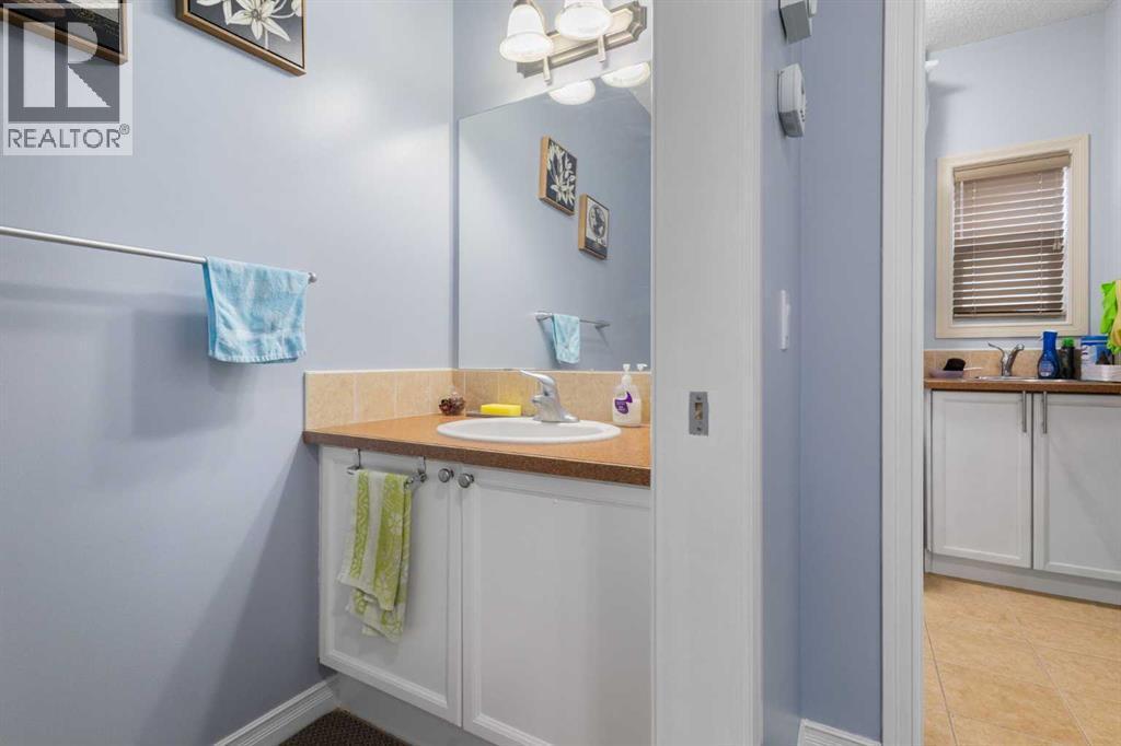 72 Rockyspring Circle Nw, Calgary, AB - Indoor Photo Showing Bathroom