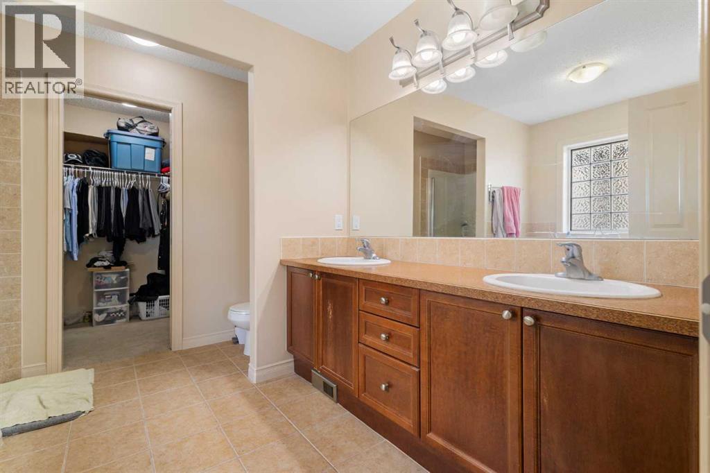 72 Rockyspring Circle Nw, Calgary, AB - Indoor Photo Showing Bathroom