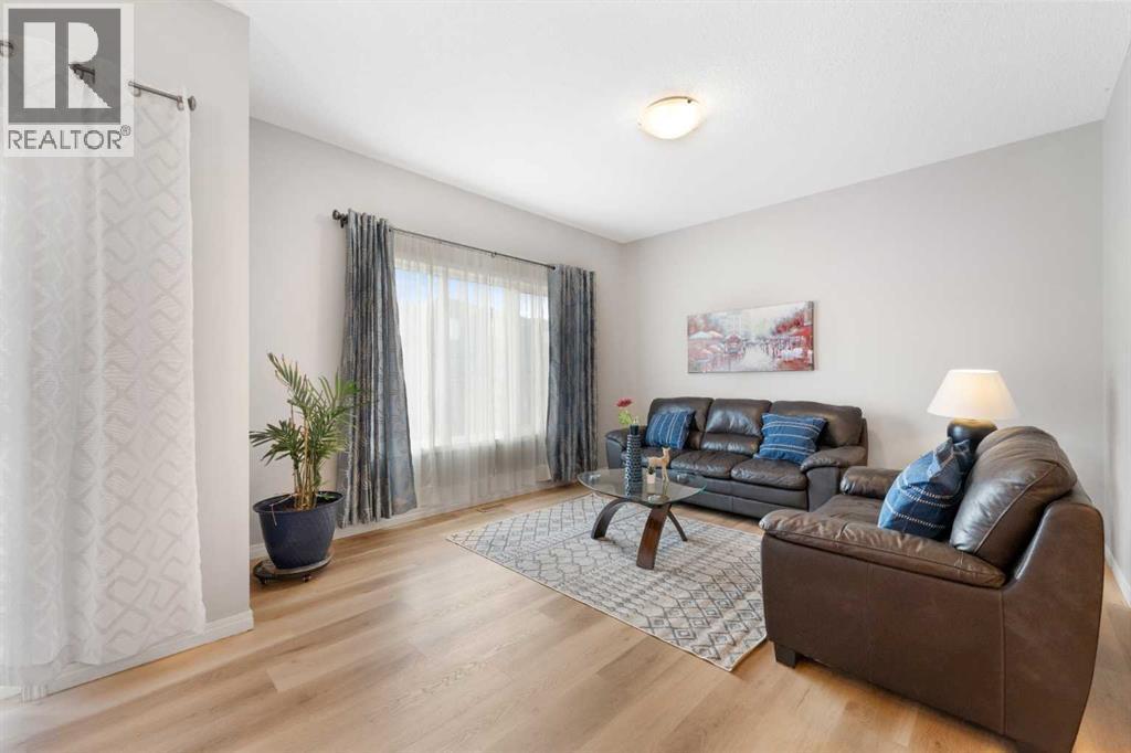 13 Walcrest Way Se, Calgary, AB - Indoor Photo Showing Living Room