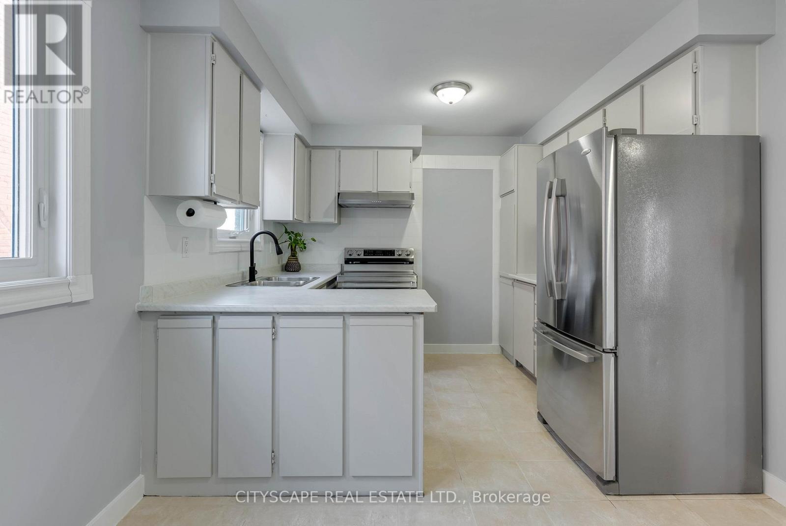 1210 Shagbark Crescent, Mississauga, ON - Indoor Photo Showing Kitchen